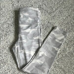 Athleta Gray and White Camo Leggings Sleek Form-Fitting Design